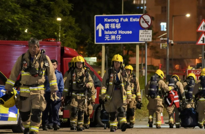 Lính cứu hỏa vẫn đang tìm kiếm người mất tích trong các chung cư cháy