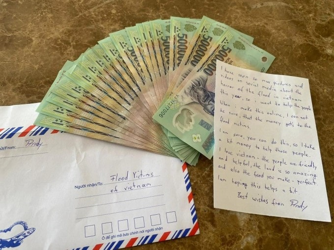 Món quà của du khách người Đức đã được chủ khách sạn chuyển thành 830kg gạo gửi đến đồng bào - Ảnh: VTV24