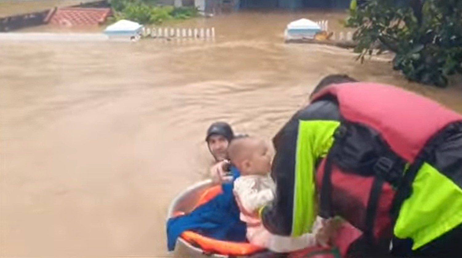 Những du khách Nga dùng thuyền hơi để hỗ trợ giải cứu người dân vùng lũ lụt tại Nha Trang - Ảnh: Facebook