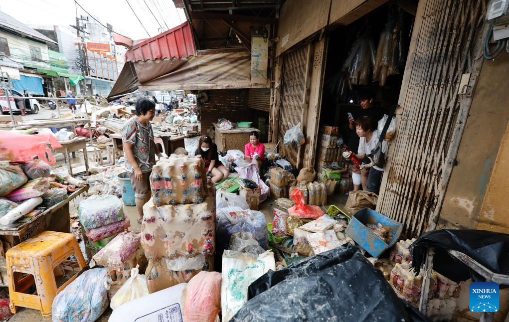 Trong buổi họp báo, người phát ngôn chính phủ Siripong Angkasakulkiat cho biết số người tử vong đã được báo cáo ở tám tỉnh phía Nam, trong đó Songkhla ghi nhận số người thiệt mạng cao nhất là 110 người. Theo Cục Phòng chống và Giảm nhẹ Thiên tai, lũ lụt lan rộng ở phía nam đã ảnh hưởng đến khoảng 3,54 triệu người, mặc dù mực nước ở một số khu vực đã rút. Hat Yai, thành phố bị ảnh hưởng nặng nề nhất, đã hứng chịu lượng mưa lớn nhất trong nhiều năm qua trong một trận gió mùa dữ dội vào đầu tuần này, khiến chính phủ phải ban bố tình trạng khẩn cấp ở tỉnh Songkhla để đơn giản hóa các nỗ lực sơ tán và cứu hộ .