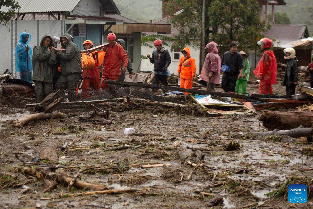 Cơ quan Quản lý Thảm họa Quốc gia (BNPB) cho biết hôm thứ Sáu rằng số người thiệt mạng do lũ lụt và lở đất tấn công Aceh, Bắc Sumatra và Tây Sumatra của Indonesia đã tăng lên 174, 79 người vẫn mất tích và 12 người khác bị thương.  Trong buổi họp báo, Tổng cục trưởng BNPB Suharyanto cho biết Bắc Sumatra là nơi ghi nhận số nạn nhân cao nhất, với 116 người chết và 42 người mất tích. Một số khu vực bị ảnh hưởng vẫn chưa thể tiếp cận do đường sá bị hư hỏng và lở đất đang tiếp diễn, làm chậm tiến độ cứu hộ.  Suharyanto cho biết: Có thể còn nhiều nạn nhân khác đang ở những địa điểm sạt lở đất vẫn chưa thể tiếp cận được.
