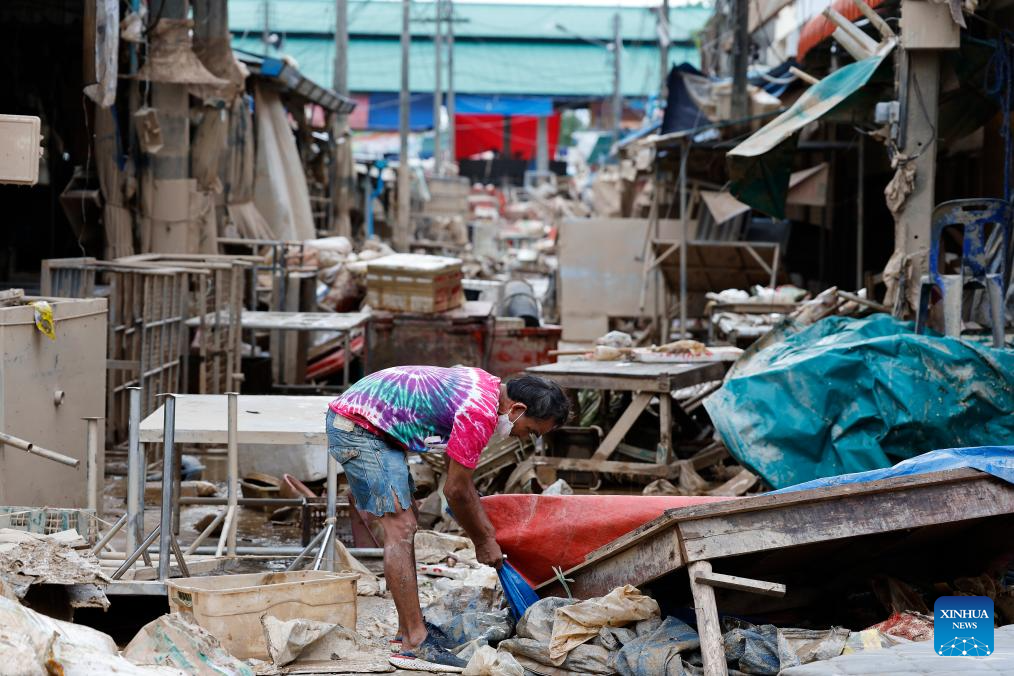 Theo Cục Phòng chống và Giảm nhẹ Thiên tai, lũ lụt lan rộng ở phía nam đã ảnh hưởng đến khoảng 3,54 triệu người, mặc dù mực nước ở một số khu vực đã rút. Hat Yai, thành phố bị ảnh hưởng nặng nề nhất, đã hứng chịu lượng mưa lớn nhất trong nhiều năm qua trong một trận gió mùa dữ dội vào đầu tuần này, khiến chính phủ phải ban bố tình trạng khẩn cấp ở tỉnh Songkhla để đơn giản hóa các nỗ lực sơ tán và cứu hộ .