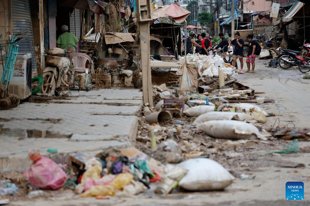 Thái Lan cũng là quốc gia thiệt hại không kém sau mưa lũ tuần này. Ngày 28/11,Chính quyền cho biết vào thứ sáu rằng số người chết vì lũ lụt nghiêm trọng ở miền nam Thái Lan đã lên tới 145 khi mực nước bắt đầu rút và các hoạt động cứu hộ vẫn tiếp tục.  Trong buổi họp báo, người phát ngôn chính phủ Siripong Angkasakulkiat cho biết số người tử vong đã được báo cáo ở tám tỉnh phía Nam, trong đó Songkhla ghi nhận số người thiệt mạng cao nhất là 110 người.  Theo Cục Phòng chống và Giảm nhẹ Thiên tai, lũ lụt lan rộng ở phía nam đã ảnh hưởng đến khoảng 3,54 triệu người, mặc dù mực nước ở một số khu vực đã rút.  Hat Yai, thành phố bị ảnh hưởng nặng nề nhất, đã hứng chịu lượng mưa lớn nhất trong nhiều năm qua trong một trận gió mùa dữ dội vào đầu tuần này, khiến chính phủ phải ban bố tình trạng khẩn cấp ở tỉnh Songkhla để đơn giản hóa các nỗ lực sơ tán và cứu hộ .