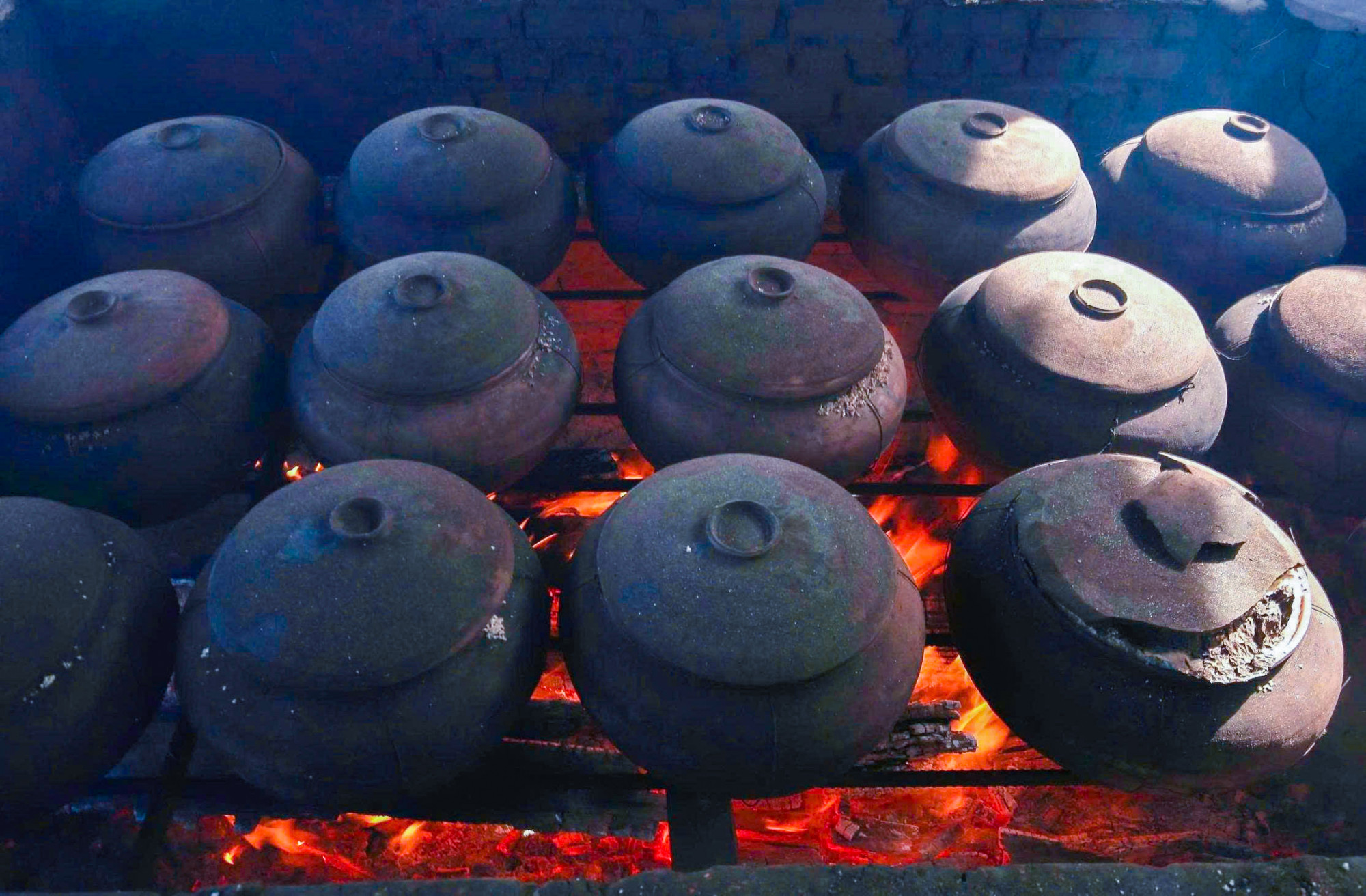 Nồi đất Trù Sơn - làng nghề nổi đất nổi tiếng Nghệ An được chọn để hầm muối - Ảnh: Khánh Trung