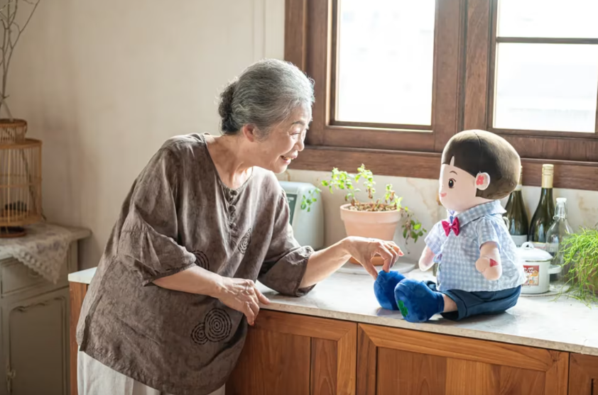 'Búp bê AI' giúp người già Hàn Quốc bớt cô đơn Một phụ nữ lớn tuổi tương tác với một người bạn đồng hành robot nhồi bông Hyodol được hỗ trợ bởi AI. Lịch sự Hyodol