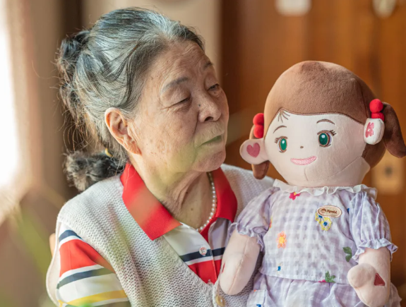 'Búp bê AI' giúp người già Hàn Quốc bớt cô đơn Búp bê được thiết kế để giúp quản lý chăm sóc hàng ngày bằng cách đưa ra lời nhắc uống thuốc hoặc giữ các cuộc hẹn thông qua tương tác bằng lời nói. Gyunghoon-kim/ Hyodol