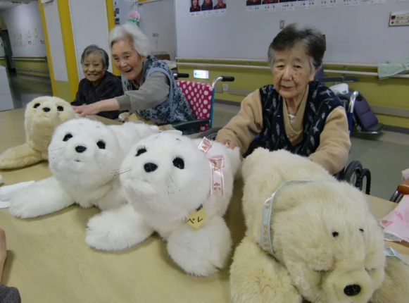 'Búp bê AI' giúp người già Hàn Quốc bớt cô đơn Ngày nay, người bạn đồng hành của robot PARO được sử dụng ở hơn 30 quốc gia,