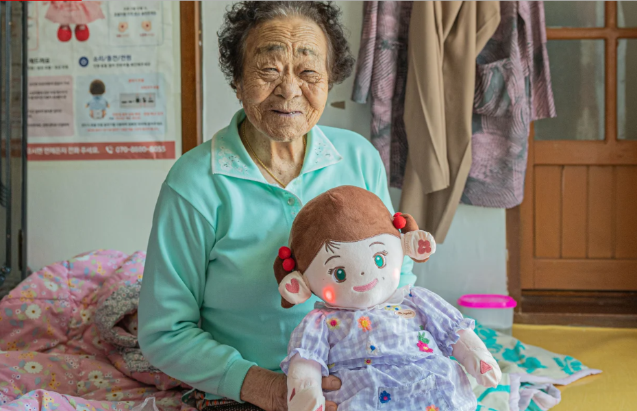 'Búp bê AI' giúp người già Hàn Quốc bớt cô đơn Người phụ nữ lớn tuổi ôm một người bạn đồng hành robot nhồi bông Hyodol được hỗ trợ bởi AI. Thiết bị được thiết kế để dành 24 giờ một ngày với những người sống một mình, hỗ trợ tinh thần và theo dõi chăm sóc sức khỏe. Gyunghoon-kim/ Hyodol