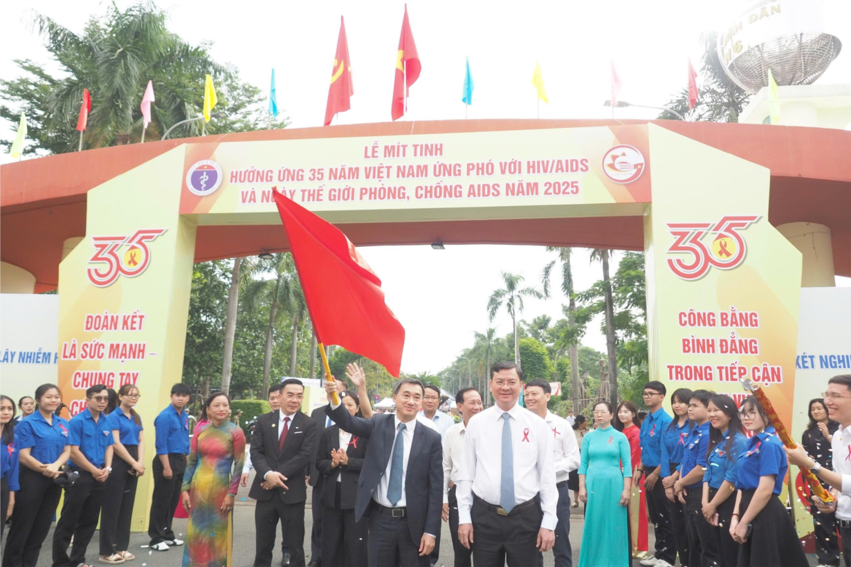 Ảnh: Lãnh đạo Bộ Y tế và UBND thành phố Hồ Chí Minh phất cờ xuất quân đoàn xe  tham gia diễu hành trên các tuyến đường.   