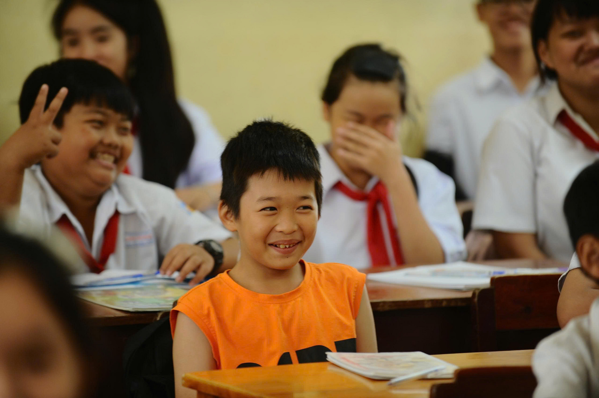 Có học sinh phải mặc áo ba lỗ đến trường 