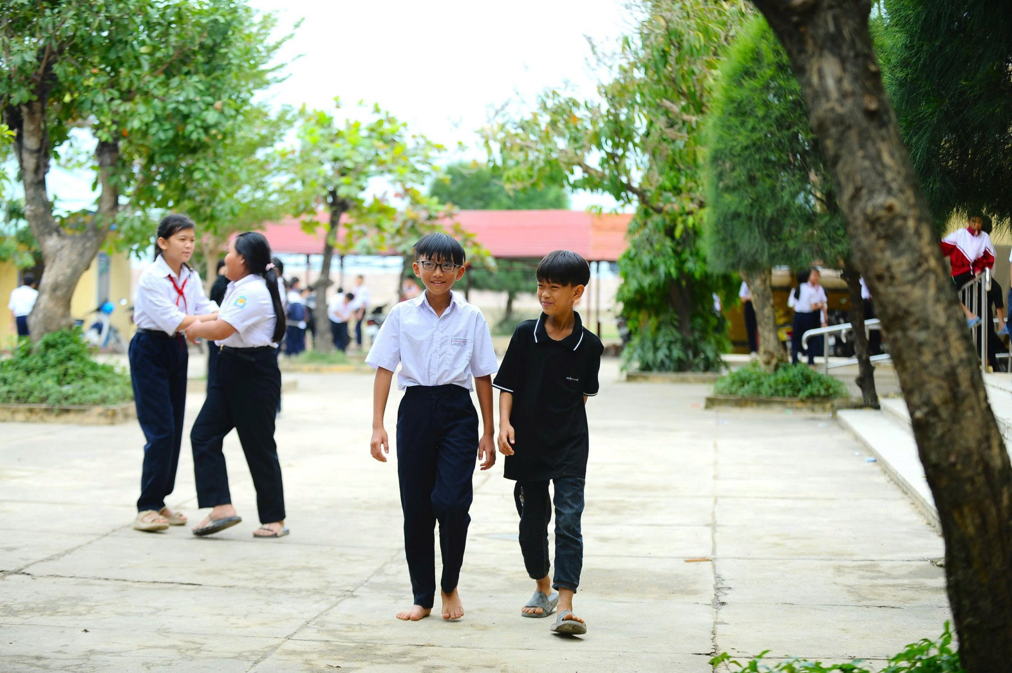 Một số em đi chân trần đến trường - Ảnh: L.T.