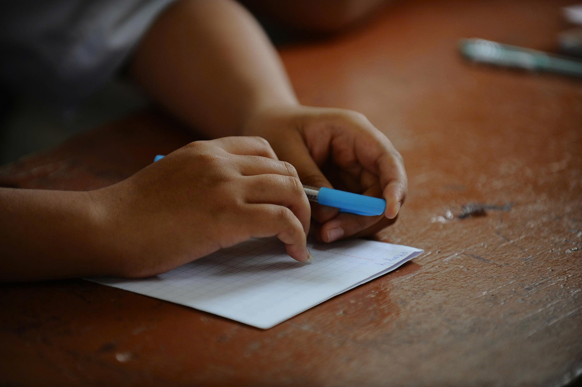 Không ít học trò chưa kịp sắm lại vở viết nên đành xin tạm tờ giấy của bạn bè để ghi chép trong những buổi học đầu tiên.