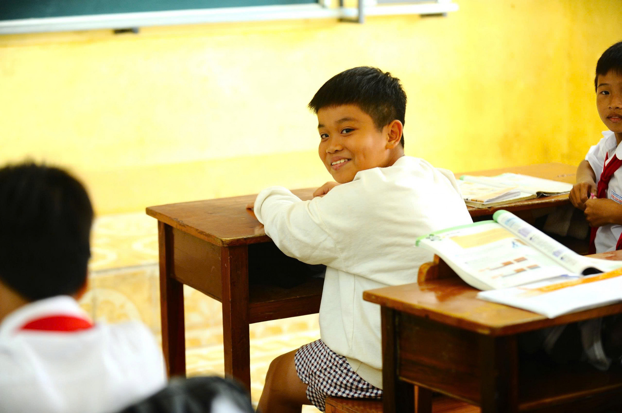 Dẫu vậy, trong ánh mắt các em vẫn ánh lên niềm vui khi được trở lại trường sau những ngày chứng kiến mưa lũ gây thiệt hại nặng nề. Những nụ cười thơ ngây đã phần nào xua đi bầu không khí u tối của vùng lũ còn chịu nhiều tổn thương, mất mát.