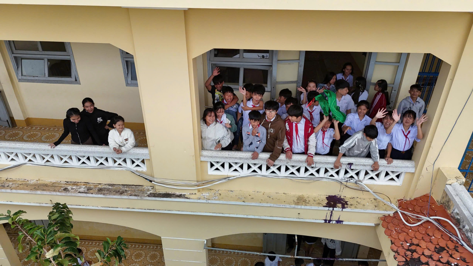 Sau khi được giáo viên và các lực lượng chức năng hỗ trợ dọn dẹp, tổng vệ sinh, hầu hết các trường đã bắt đầu tổ chức dạy học trở lại. Trường lớp sạch sẽ, sân trường khô ráo hơn, nhưng hậu quả thiên tai vẫn in hằn trong từng ánh mắt, trên những bộ quần áo và trong những cuốn vở còn trắng tinh của học sinh vùng lũ.