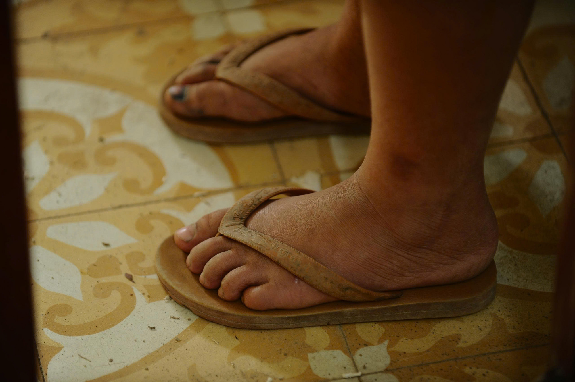 Trong nhiều lớp học, quần áo của các em không đồng nhất. Không ít học sinh trở lại trường với đôi chân còn dính màu bùn. 