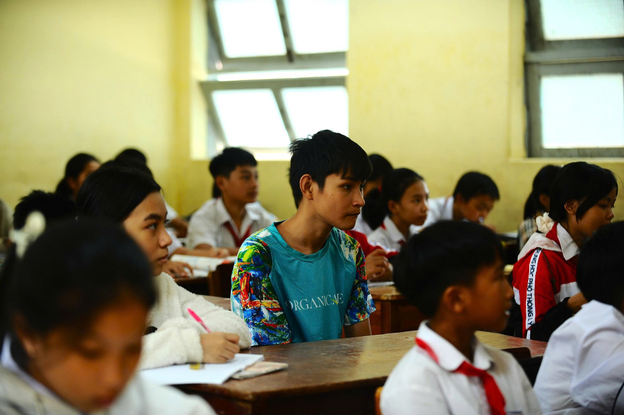 Sau khi nước lũ vừa rút, các sân trường ở những xã phía Đông tỉnh Đắk Lắk lại vang lên tiếng cười nói của học trò. Thế nhưng, ẩn sau niềm vui ấy là những thiếu thốn, trống trải khó có thể khỏa lấp sau nhiều ngày bị trận lũ lịch sử cô lập.