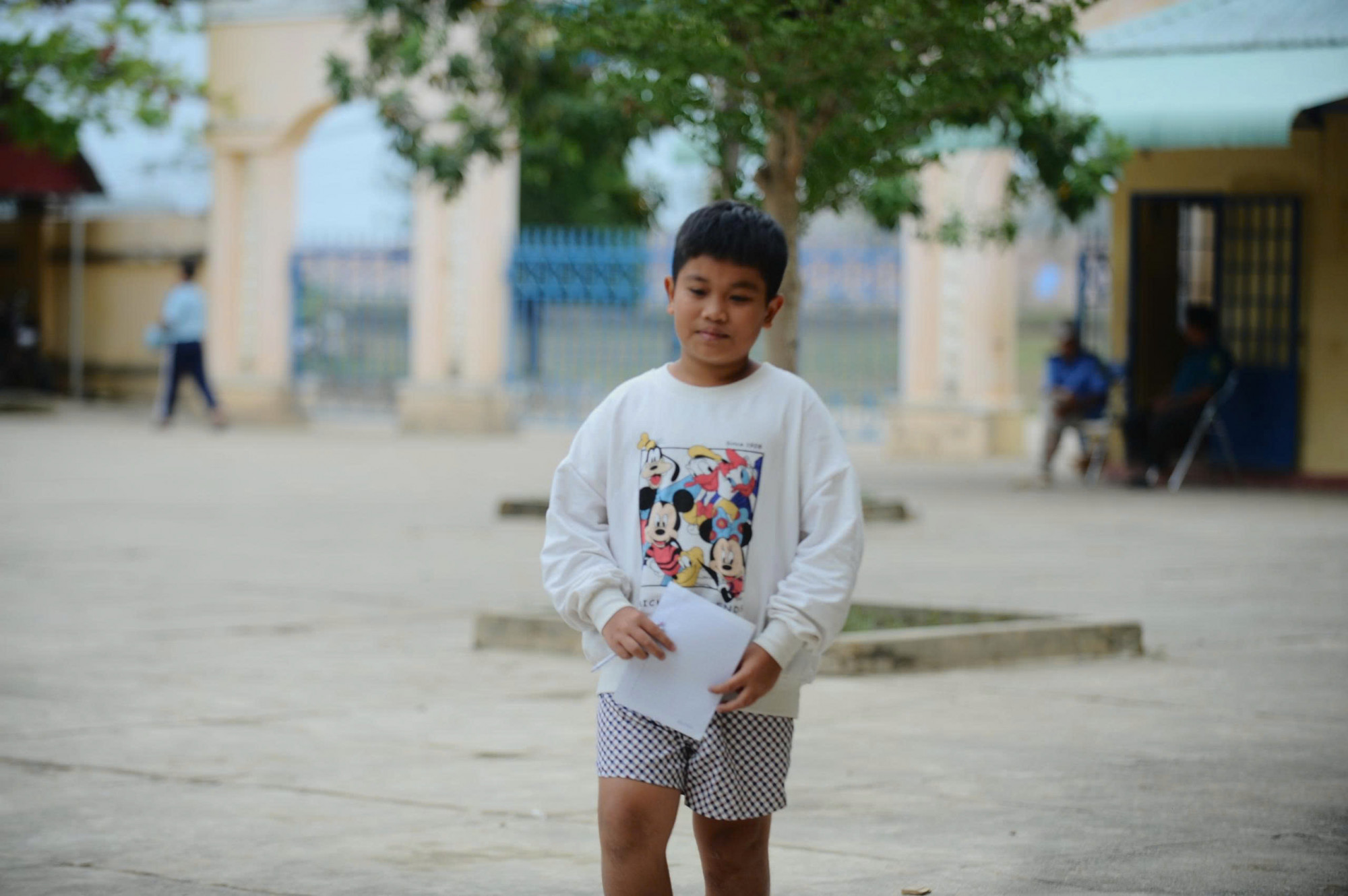 Đồng phục, quần áo đến trường đã bị nước lũ cuốn trôi, nhiều em chỉ còn chiếc áo thun sờn cũ, chiếc quần đùi còn sót lại. 