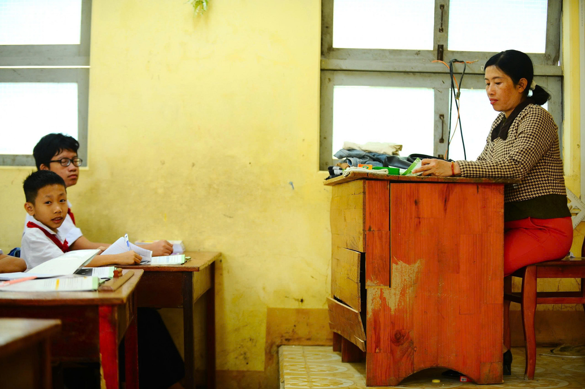 Buổi học đầu tiên khiến nhiều thầy cô nghẹn lại khi chứng kiến sự thiếu thốn của học trò sau lũ.