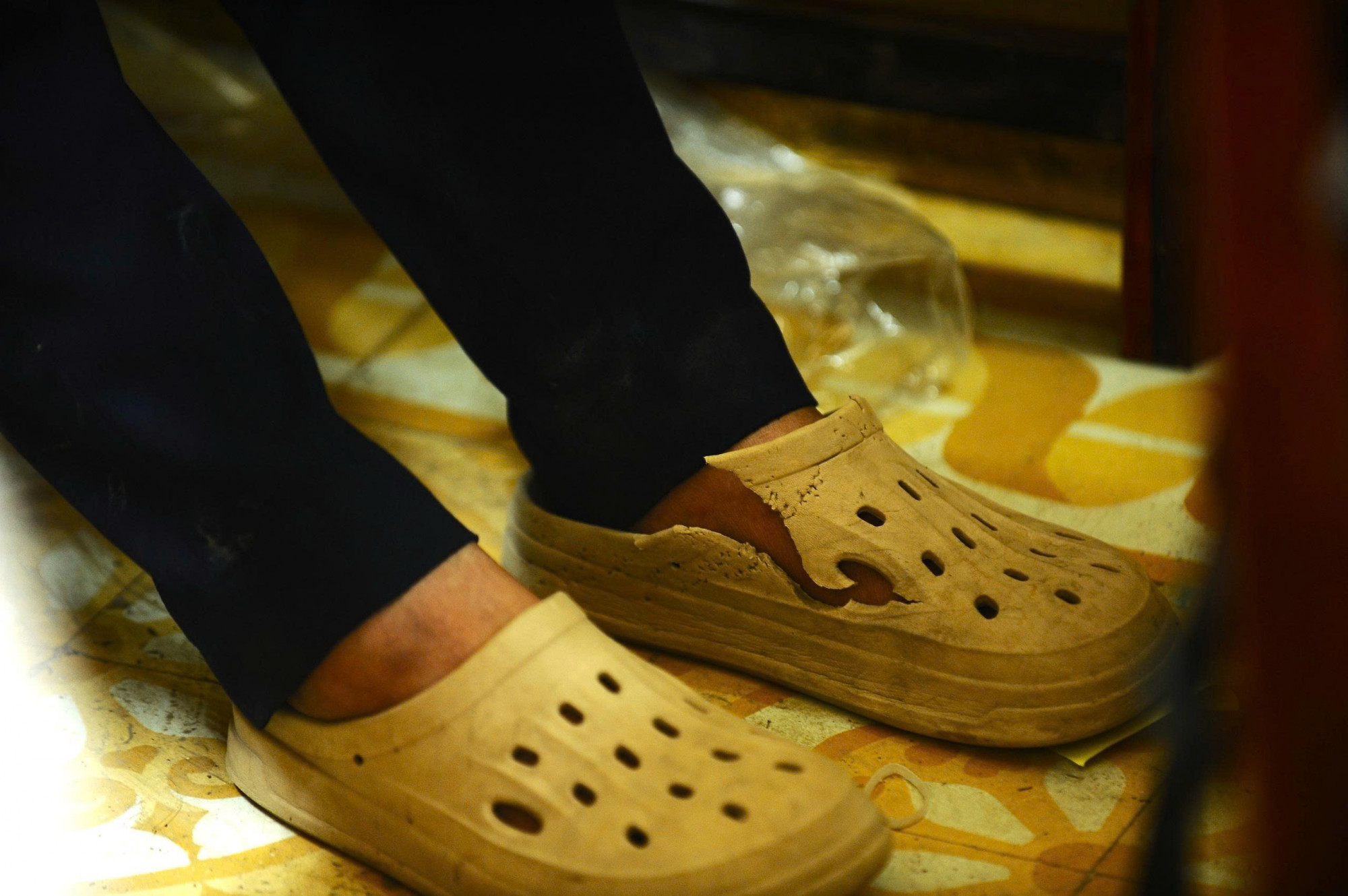 Một số em có quần áo dài đến lớp nhưng đó là đồ mặc ở nhà vừa xin được từ các đoàn từ thiện. Có em phải mang đôi dép rách cũ kỹ để che bớt cái lạnh cuối tháng 11.