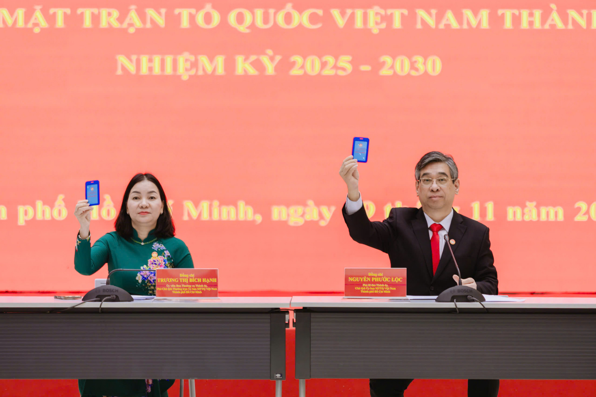 Ông Nguyễn Phước Lộc - Phó bí thư Thành ủy, Chủ tịch Ủy ban MTTQ Việt Nam TPHCM và bà Trương Thị Bích Hạnh - Ủy viên Ban Thường vụ Thành ủy, Phó chủ tịch Thường trực Ủy ban MTTQ Việt Nam TPHCM biểu quyết tại hội nghị - Ảnh: MTTQ TPHCM