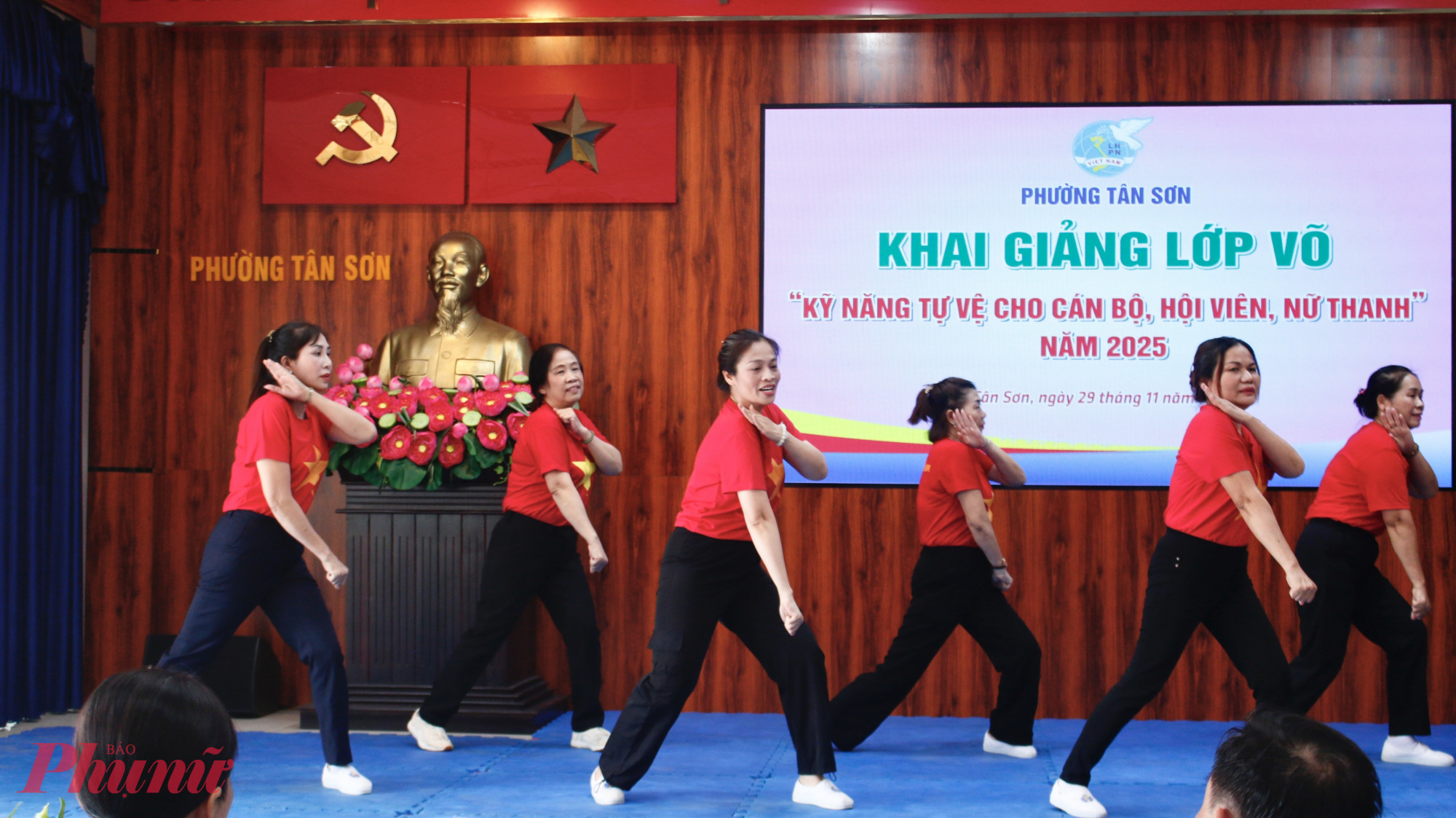 Tiết mục văn nghệ võ thuật của phụ nữ phường Tân Sơn