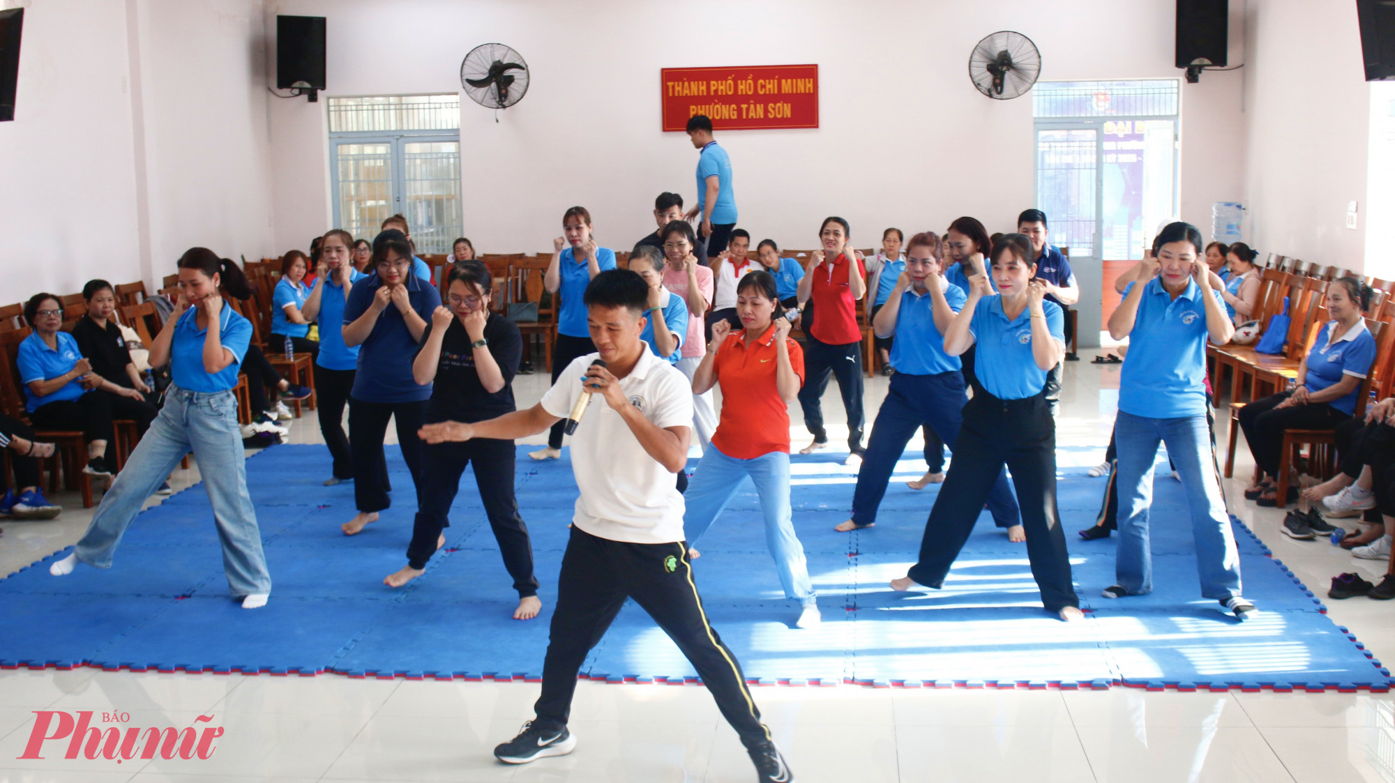 Lớp học bắt đầu với những động tác cơ bản đầu tiên