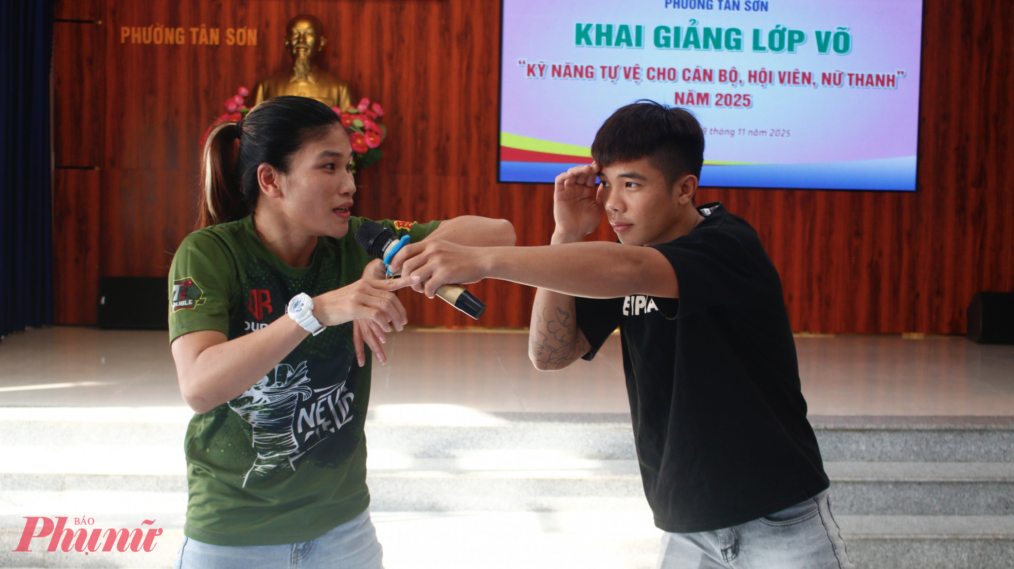 HLV Nguyễn Thị Thanh Trúc (bìa trái) thị phạm các tình huống thực tế để các chị phụ nữ nắm rõ