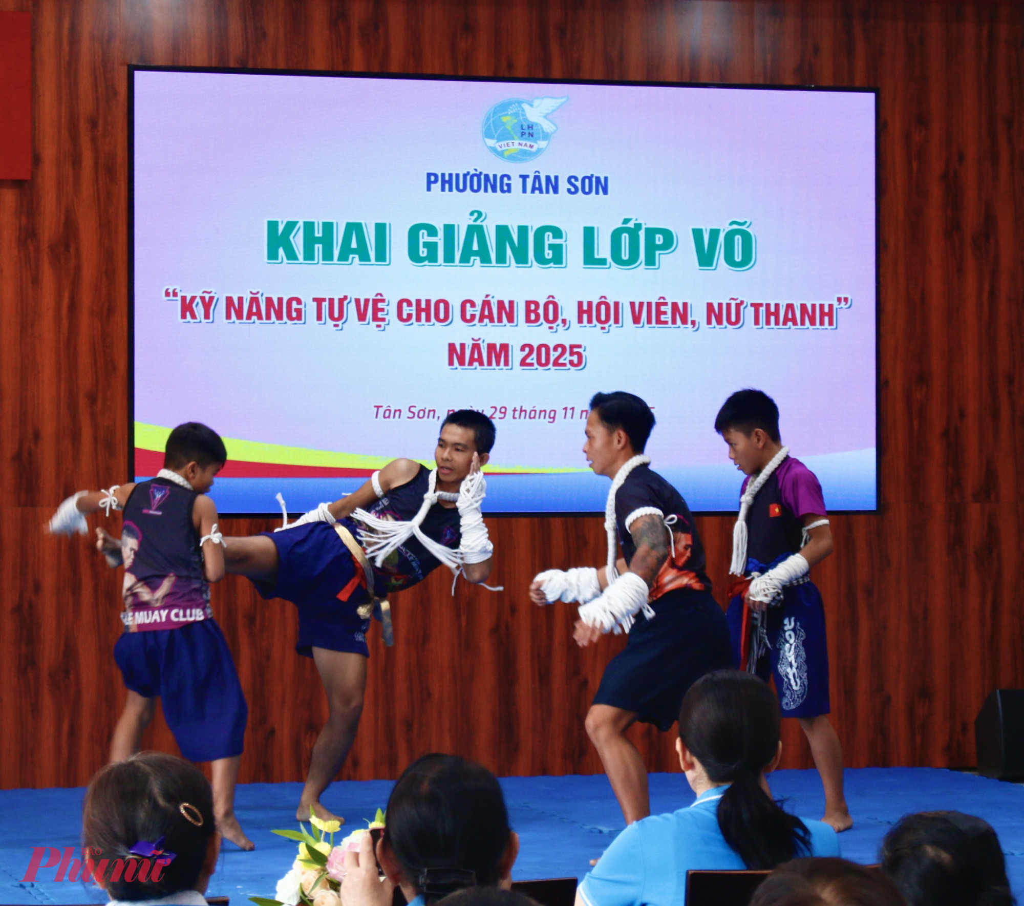 Tiết mục biểu diễn Muay Boran thu hút các học viên 