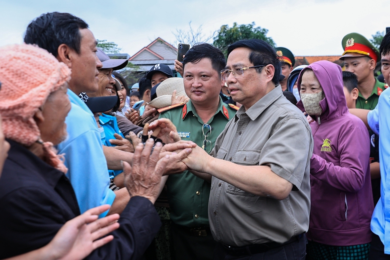 Thủ tướng Phạm Minh Chính thăm, động viên bà con nhân dân thôn Phú Thứ, xã Tây Hòa - Ảnh: VGP/Nhật Bắc