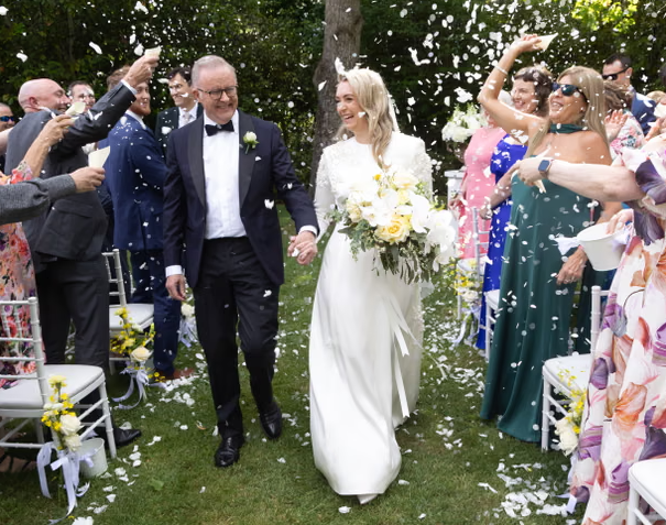 Thủ tướng Anthony Albanese và Jodie Haydon ký giấy chứng nhận kết hôn với chủ tế Bree. Ảnh: Mike Bowers / The Guardian