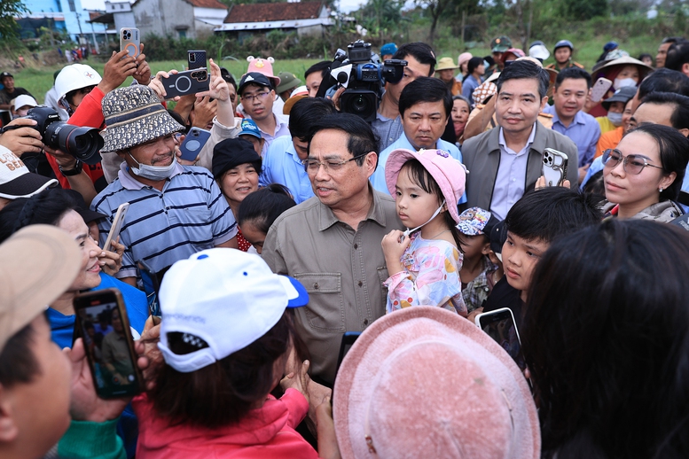 Thủ tướng Phạm Minh Chính thăm, động viên bà con nhân dân thôn Phú Thứ, xã Tây Hòa - Ảnh: VGP/Nhật Bắc