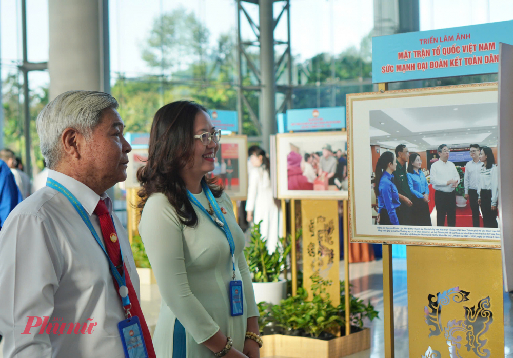 Cac đại biều tham quan khu vực triển lãm tại khuôn viên Hội trường rung tâm Hội nghị triển lãm Bình Dương (phường Bình Dương, TPHCM) 