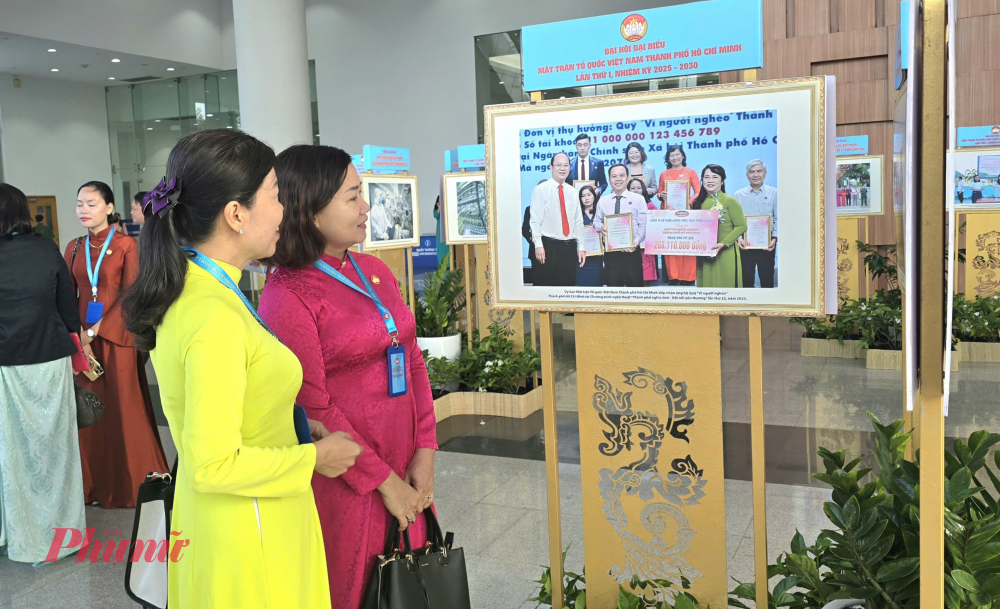 Các đại biểu tham quan triển lãm ảnh tại Đại hội, nhìn lại kết quả hoạt động của MTTQ - MTTQ Việt Nam - Phát huy sức mạnh đại đoàn kết” 