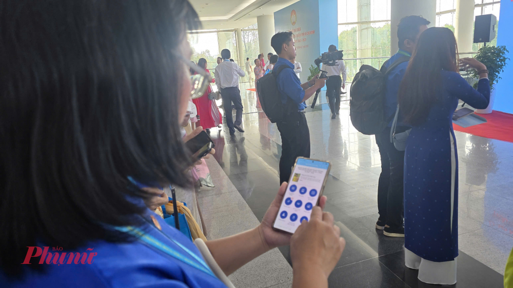 Cac đại biểu tham gia điểm danh online qua app Đại hội 