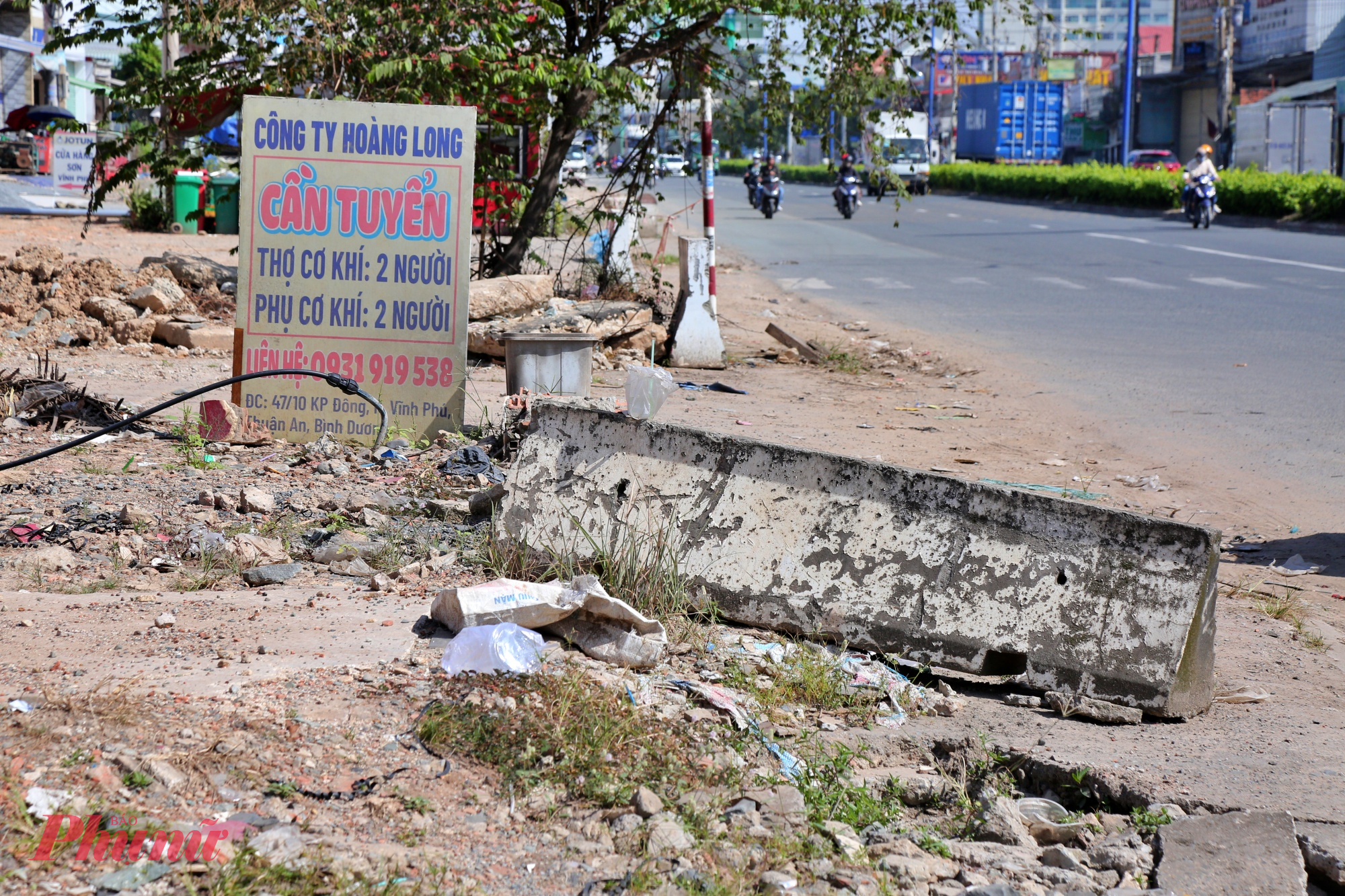 Dải phân cách được vứt ngổn ngang sau khi giải tỏa mặt bằng