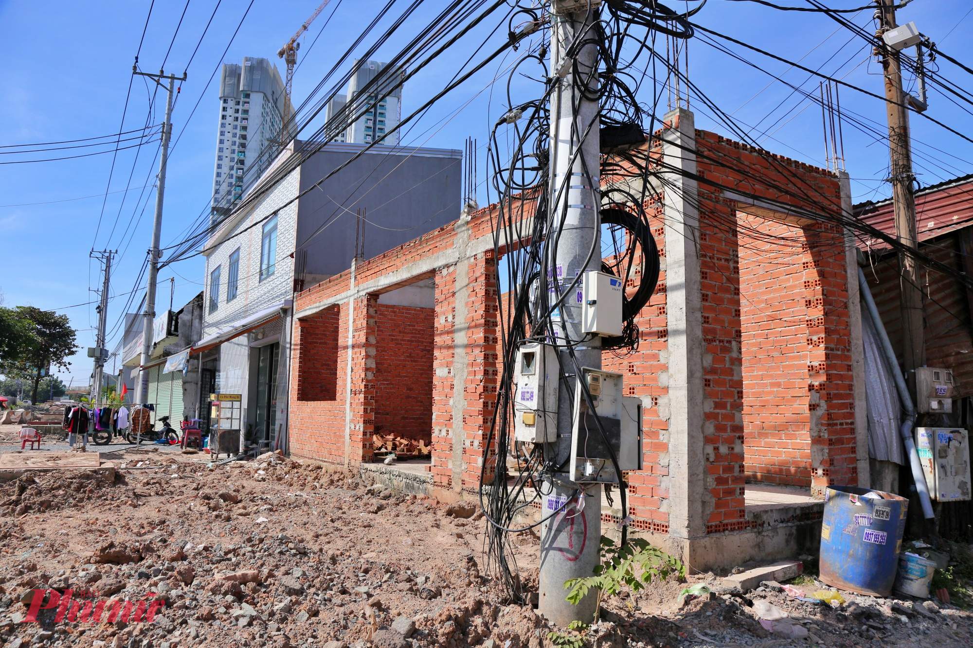 Hiện nhiều hộ đã lùi nhà vào trong gần 20m và hoàn thiện sửa chữa để ổn định cuộc sống.