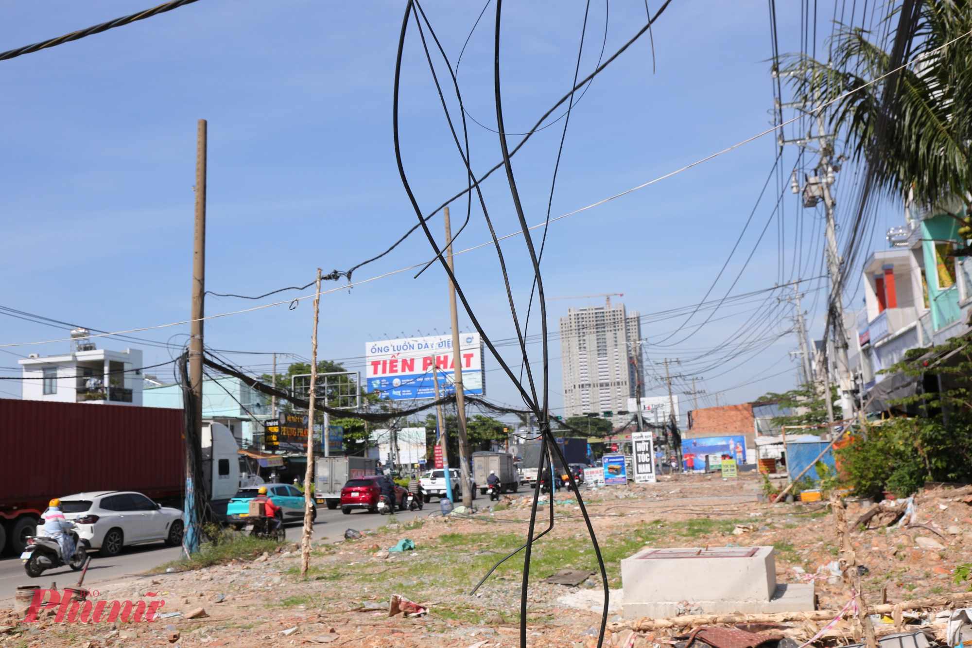 Một số đoạn vẫn chưa hoàn thành di dời hàng trụ điện vào trong sau khi đã giải tỏa mặt bằng.