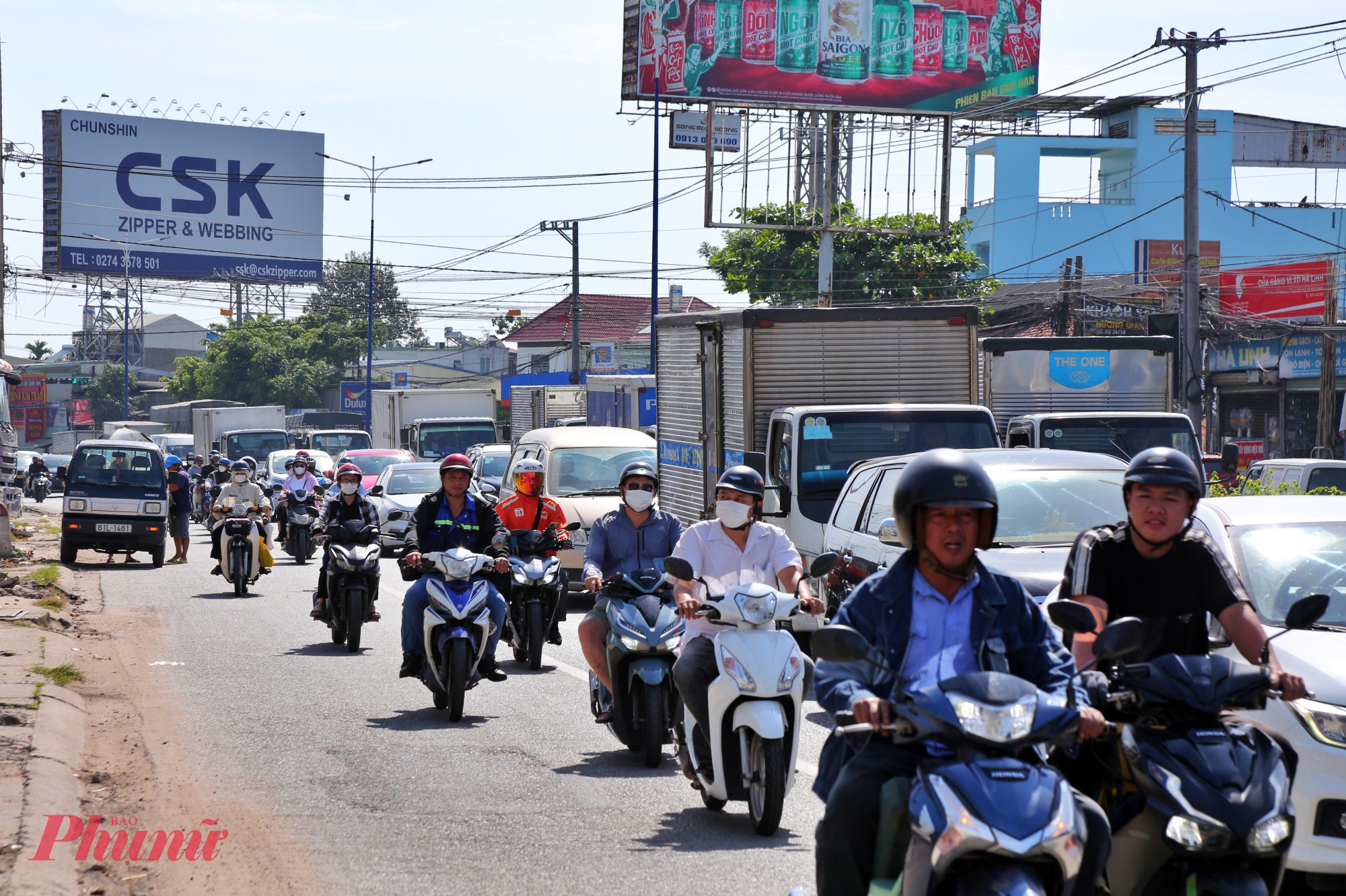 Dù không phải giờ cao điểm, Quốc lộ 13 qua Bình Dương vẫn đông đúc xe di chuyển.