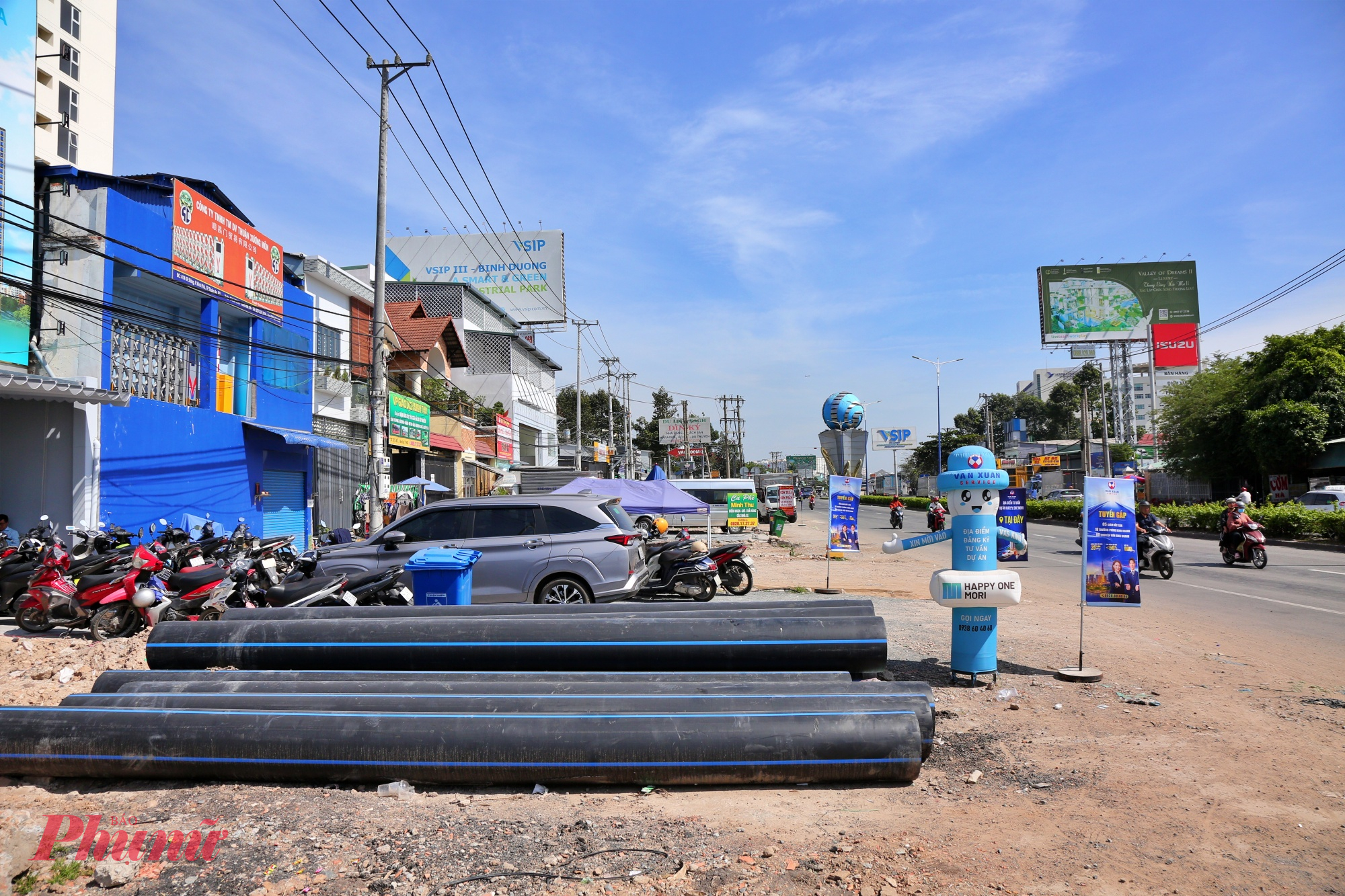 Dự án mở rộng Quốc lộ 13 đoạn qua Bình Dương dài khoảng 15km, từ cổng chào Vĩnh Phú (giáp ranh phường Hiệp Bình) đến giao lộ Lê Hồng Phong (phường Thủ Dầu Một), được khởi công từ tháng 4/2022 với tổng vốn khoàng 1.400 tỉ đồng. Dự án do Tổng Công ty Becamex IDC làm chủ đầu tư theo phương thức BOT, dự kiến hoàn thành cuối năm 2023.