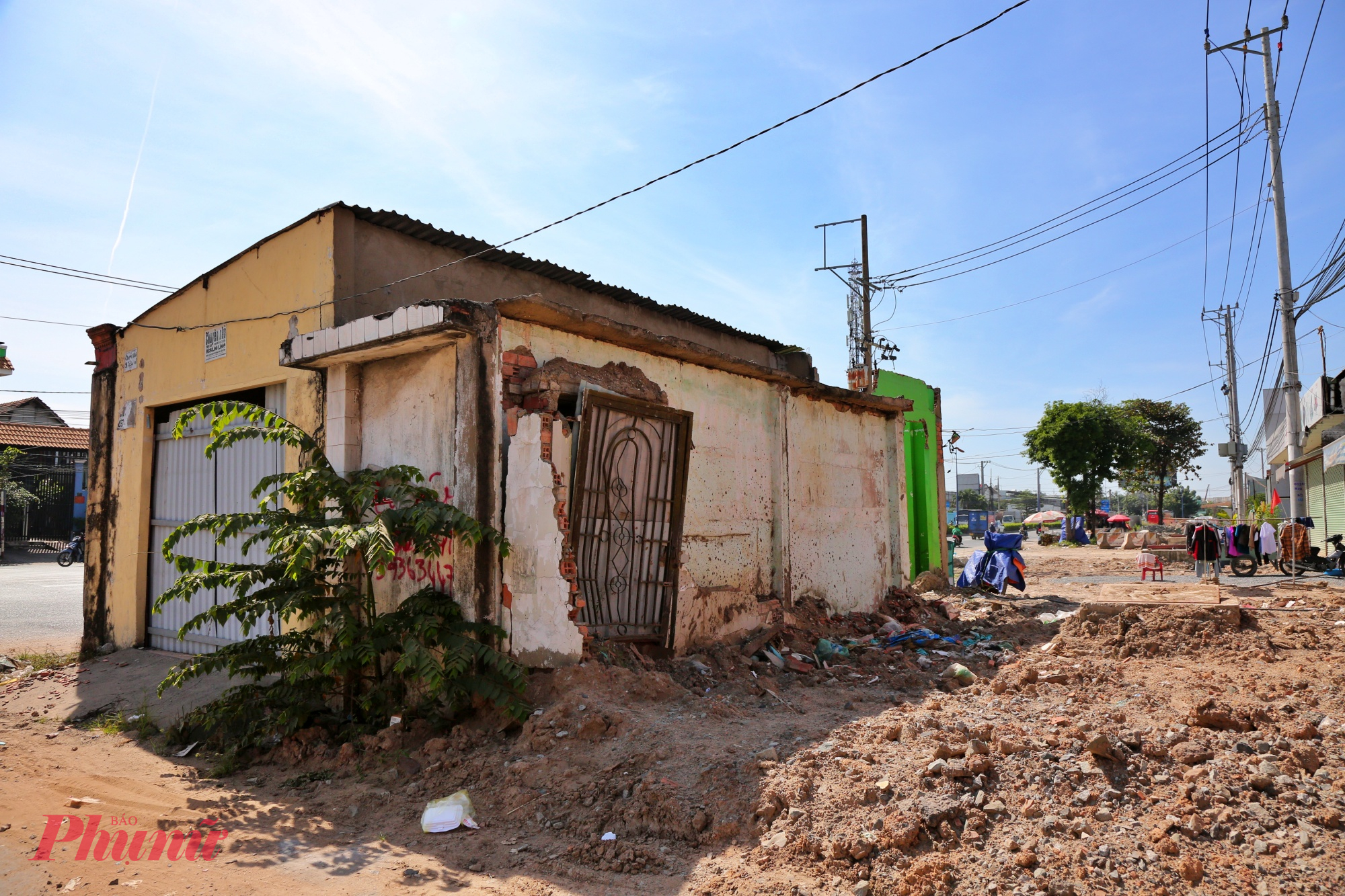 Theo kế hoạch, tuyến đường sẽ được mở rộng thêm 2 làn (hiện trạng chỉ 2 làn ô tô), ảnh hưởng đến 488 hộ dân và 53 tổ chức phải giải tỏa để nhường mặt bằng.