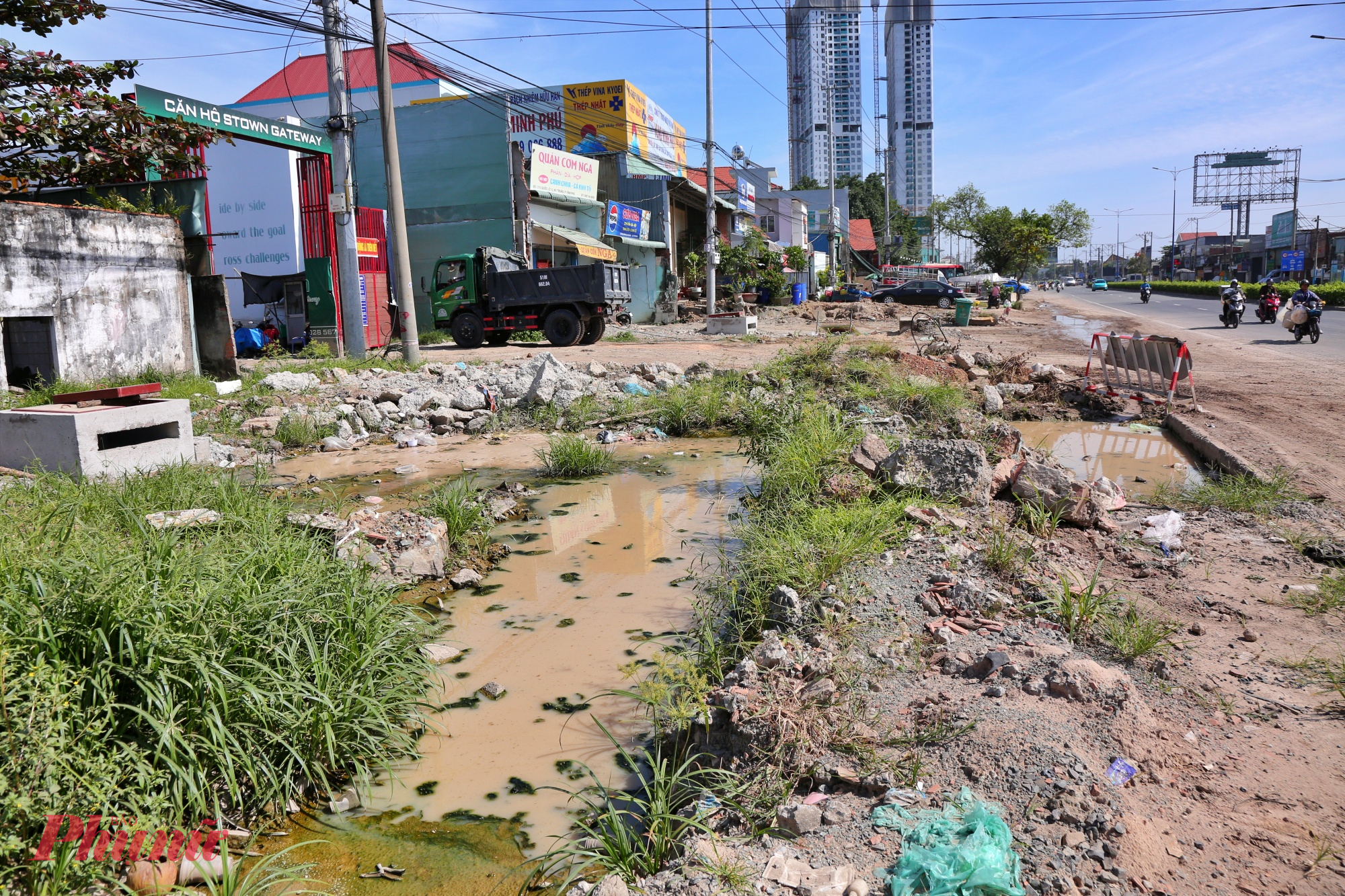 Trời mưa một số đoạn bị ngập nước gây ô nhiễm.