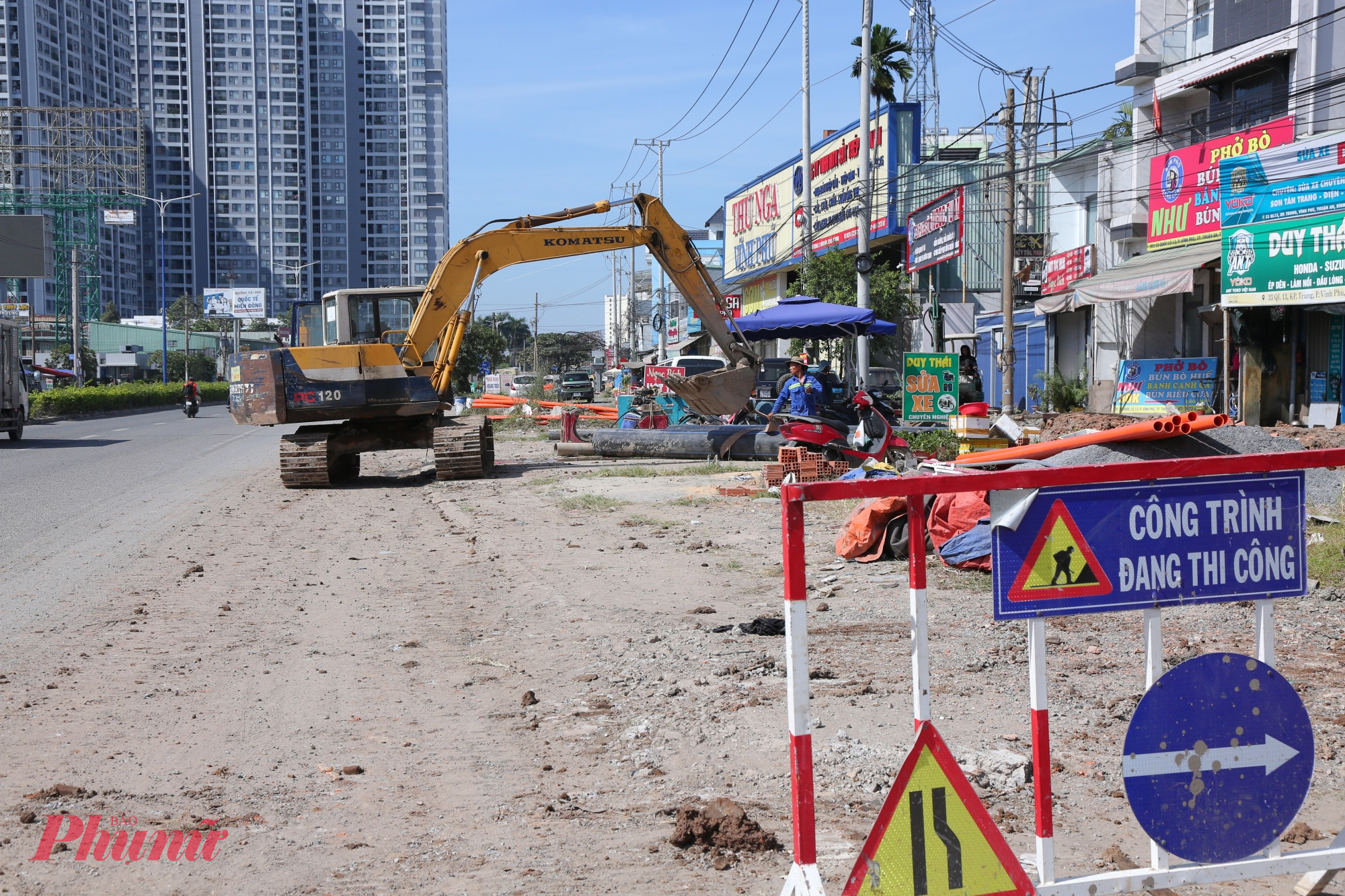 Theo Sở Xây dựng TPHCM, dự án được HĐND tỉnh Bình Dương phê duyệt chủ trương đầu tư từ 2019, điều chỉnh năm 2022. Công tác giải phóng mặt bằng triển khai từ 2020, cơ bản đã hoàn thành nhưng vẫn còn vướng mắc ở khâu di dời hạ tầng lưới điện và thủ tục hành chính. Nhà đầu tư hiện chỉ có thể triển khai một số hạng mục cấp bách như chống ngập, trong khi các phần khác chưa thể đẩy nhanh tiến độ.