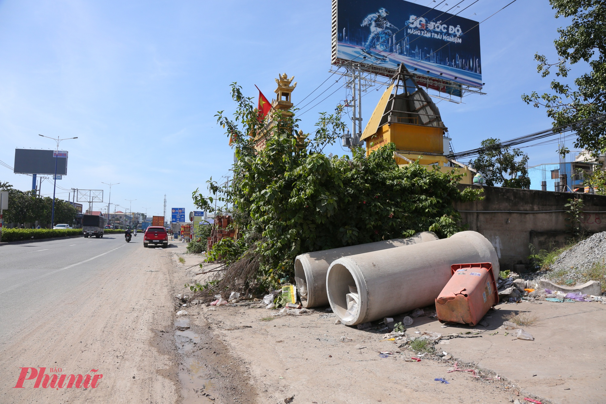 Nhiều đoạn ngổn ngang đất đá, hạ tầng kỹ thuật nằm phơi giữa đường, gây ảnh hưởng lớn đến đời sống và hoạt động kinh doanh của người dân dọc tuyến.