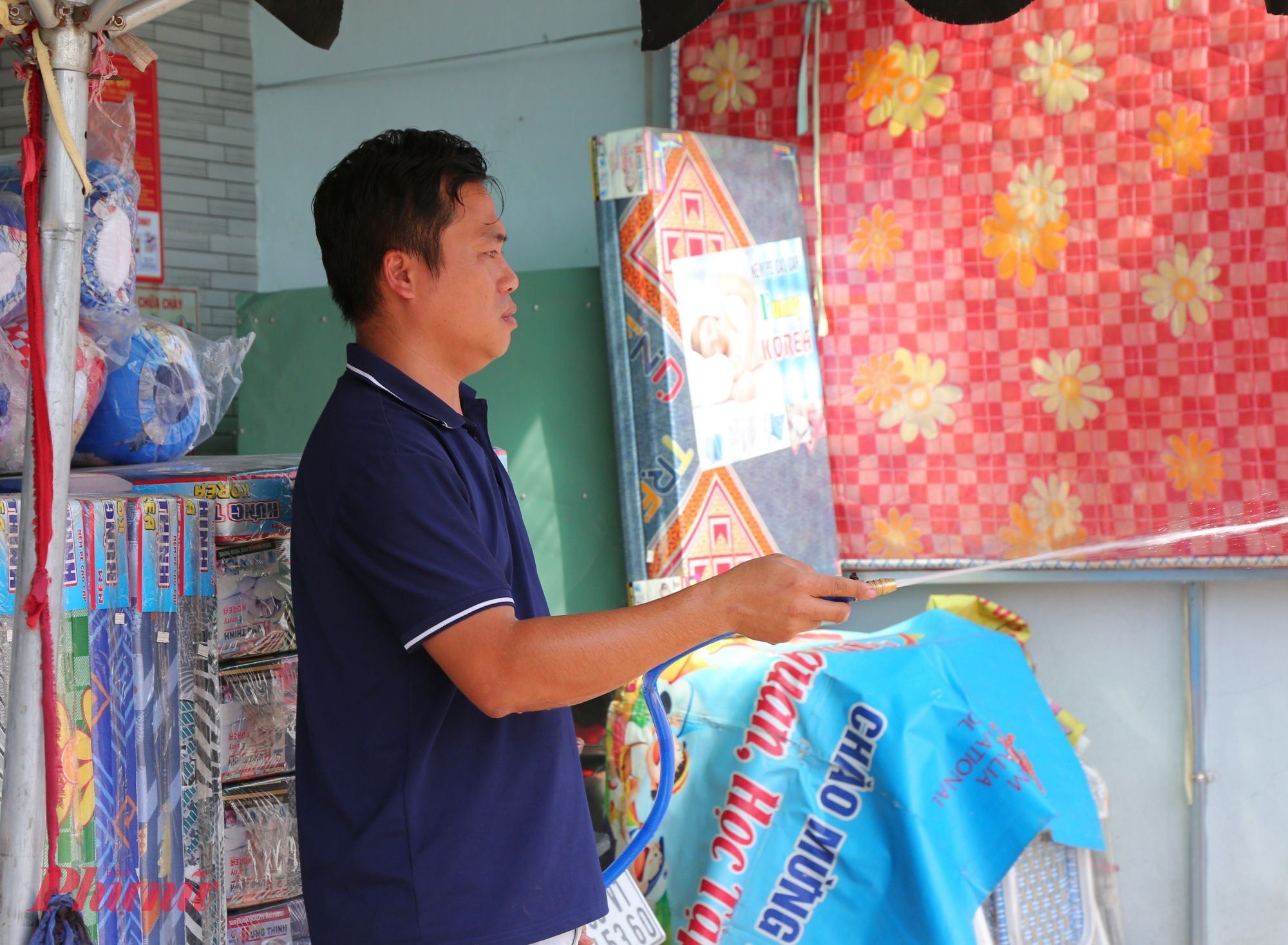 Nhiều hộ dân dù đã chủ động di dời, sửa chữa nhà để tiếp tục kinh doanh nhưng đời sống bị xáo trộn nghiêm trọng. Anh Minh Hậu, một người dân sống ven Quốc lộ 13 chia sẻ: “Nhà tôi lùi vào trong được 2 năm nay nhưng đường mở rộng vẫn chưa xong. Trời nắng thì bụi, tôi phải tưới nước mỗi ngày. Việc buôn bán khó khăn hơn trước rất nhiều nên tôi chỉ mong tuyến đường sớm hoàn thành để ổn định cuộc sống.”