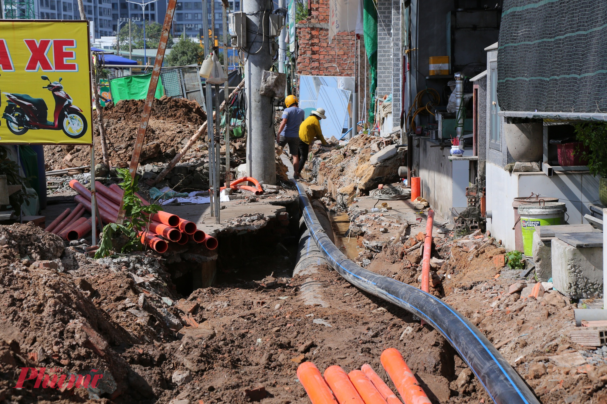 Một đoạn đang thi công đường ống nước sau khi nhà dân đã lùi vào trong, nhường mặt bằng để thi công mở rộng đường.