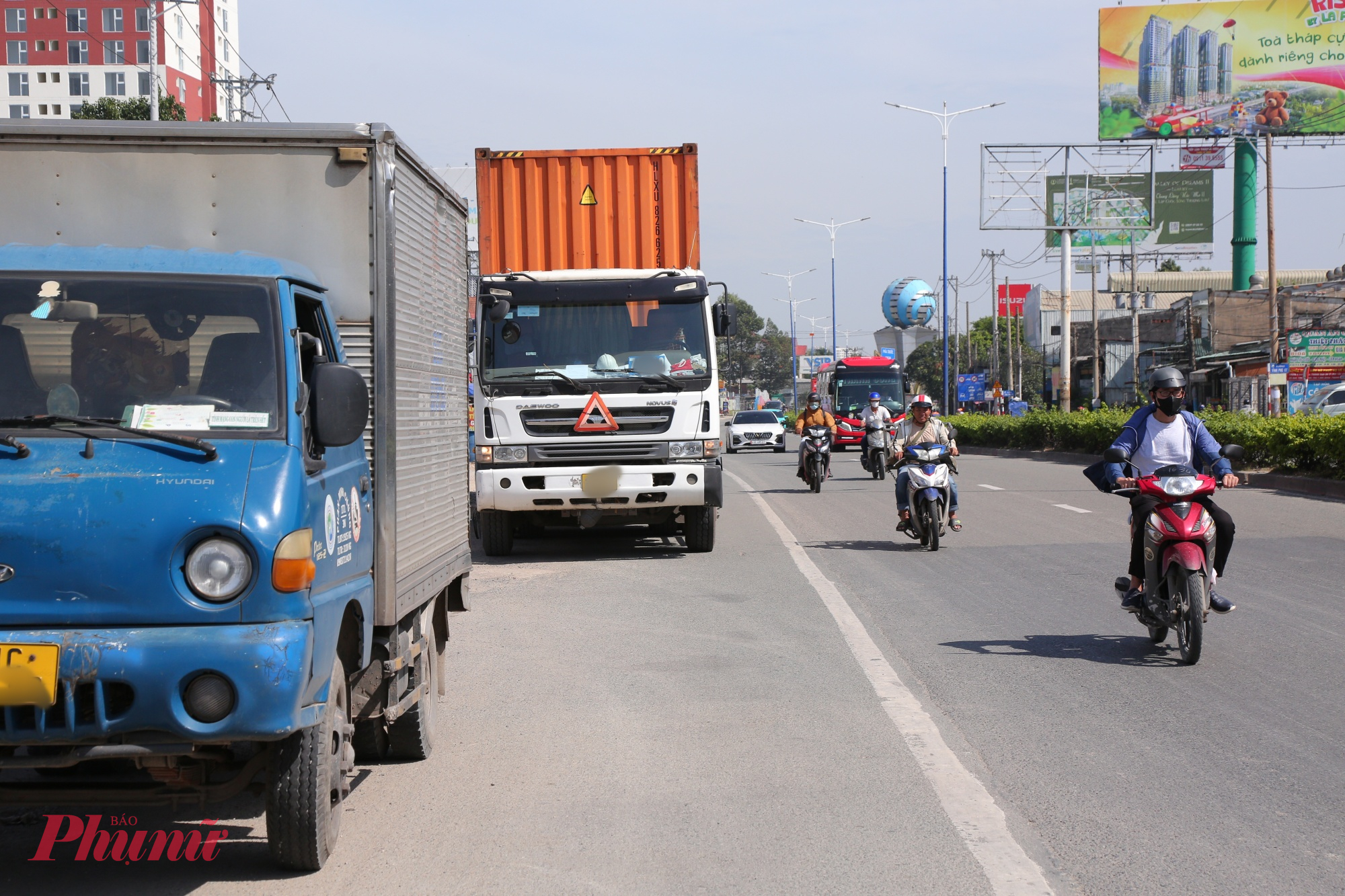 Trên tuyến đường vốn đông đúc xe cộ, cảnh xe nối đuôi nhau giờ đối lập hoàn toàn với hình ảnh đại công trường im lìm, thi công cầm chừng, kéo dài năm này qua năm khác. 