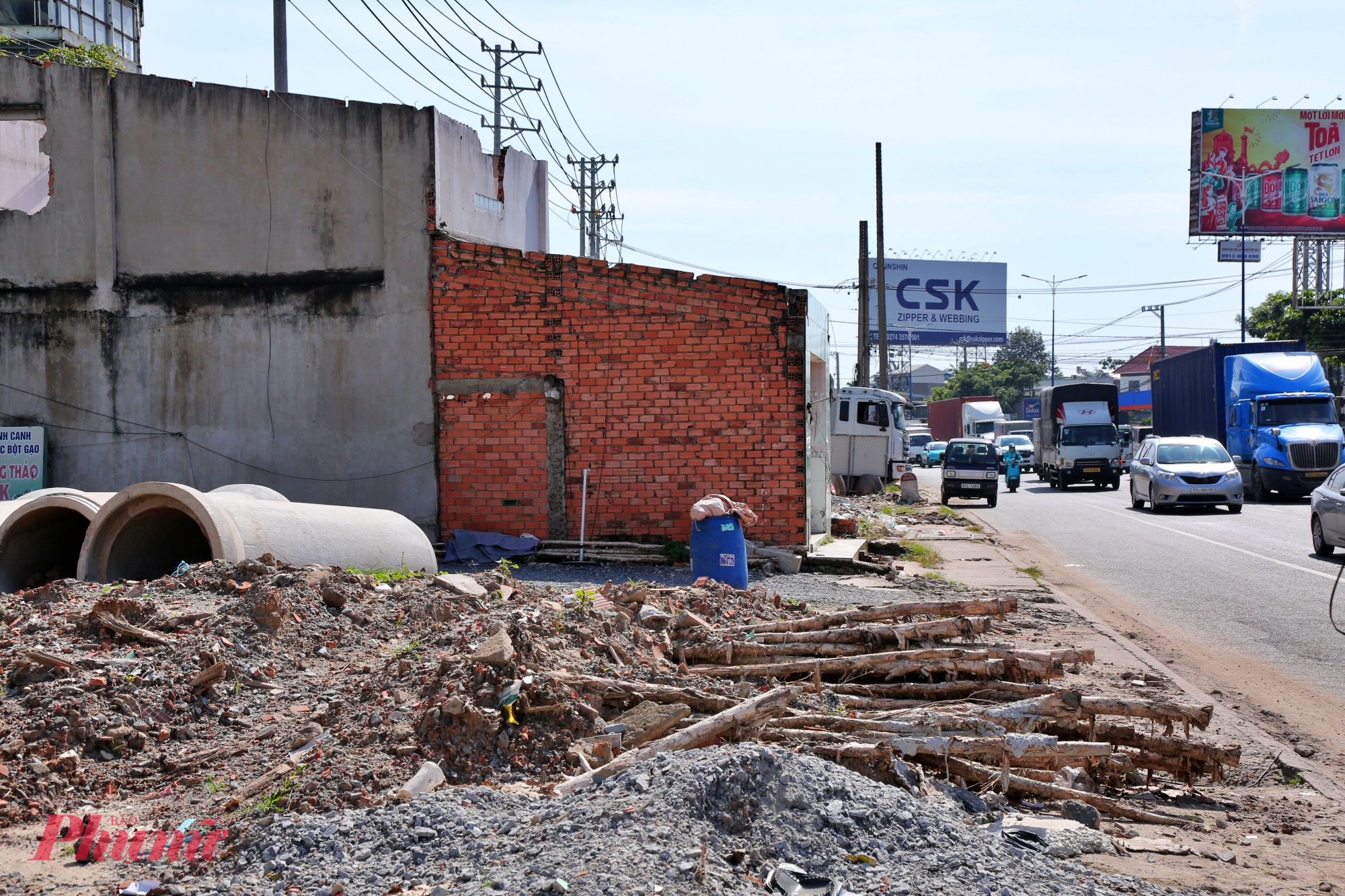 Một số vị trí vẫn chưa có mặt bằng sạch do giải tỏa dang dở.