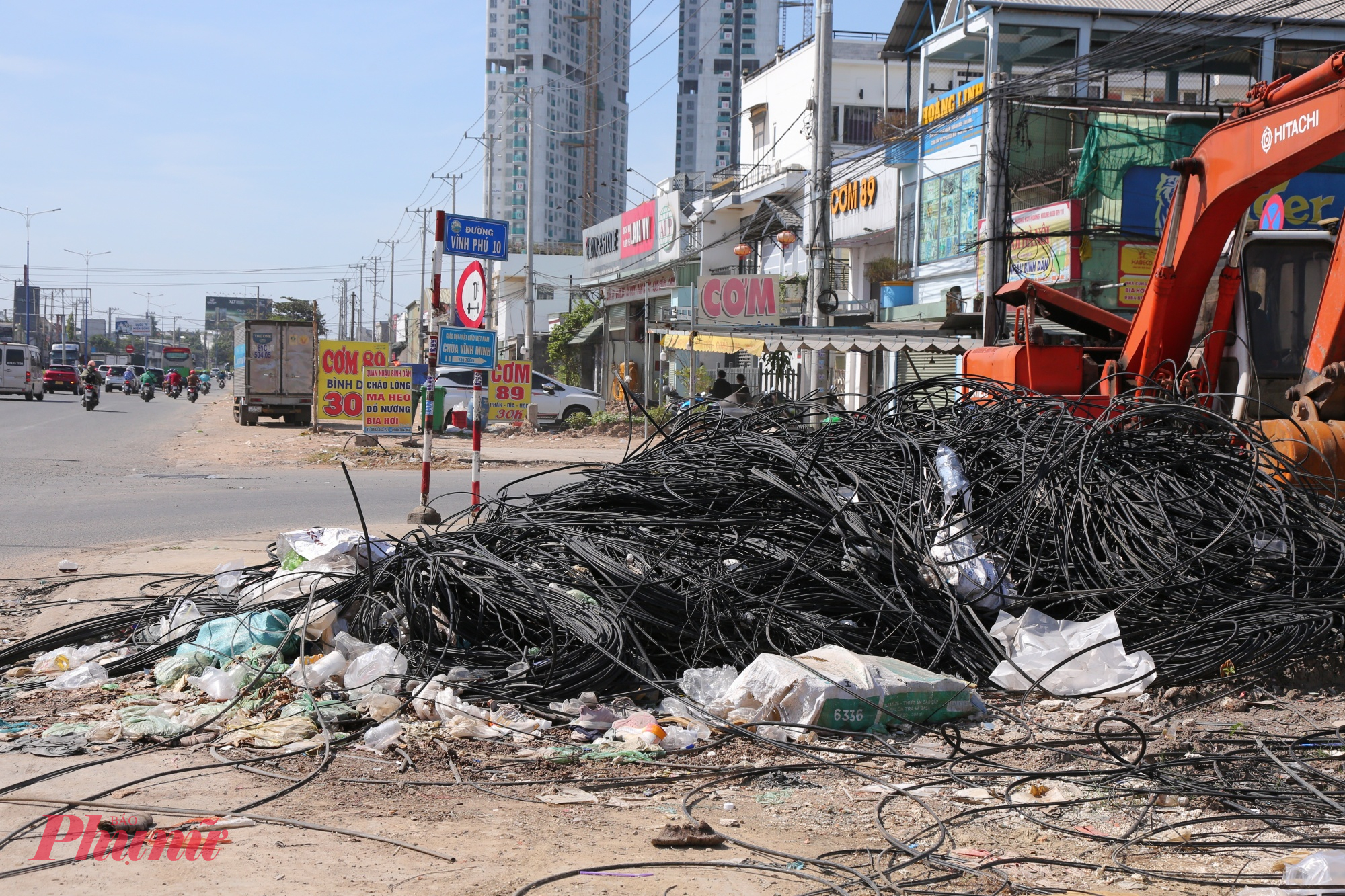 Thế nhưng đến nay đã hơn 3 năm kể từ ngày khởi công, dự án vẫn ì ạch. Một số đoạn đã trải thảm nhựa nhưng chưa cho xe lưu thông; phần lớn còn lại đầy đất đá, cống thoát nước, dây điện chằng chịt, bụi mù khi nắng và lầy lội khi mưa.