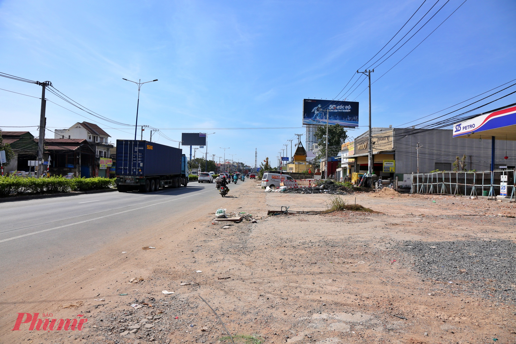 Sau hơn 3 năm thi công, dự án mở rộng Quốc lộ 13 - tuyến huyết mạch kết nối trung tâm TPHCM với Bình Dương - trước đây, vẫn trong tình trạng dang dở, 