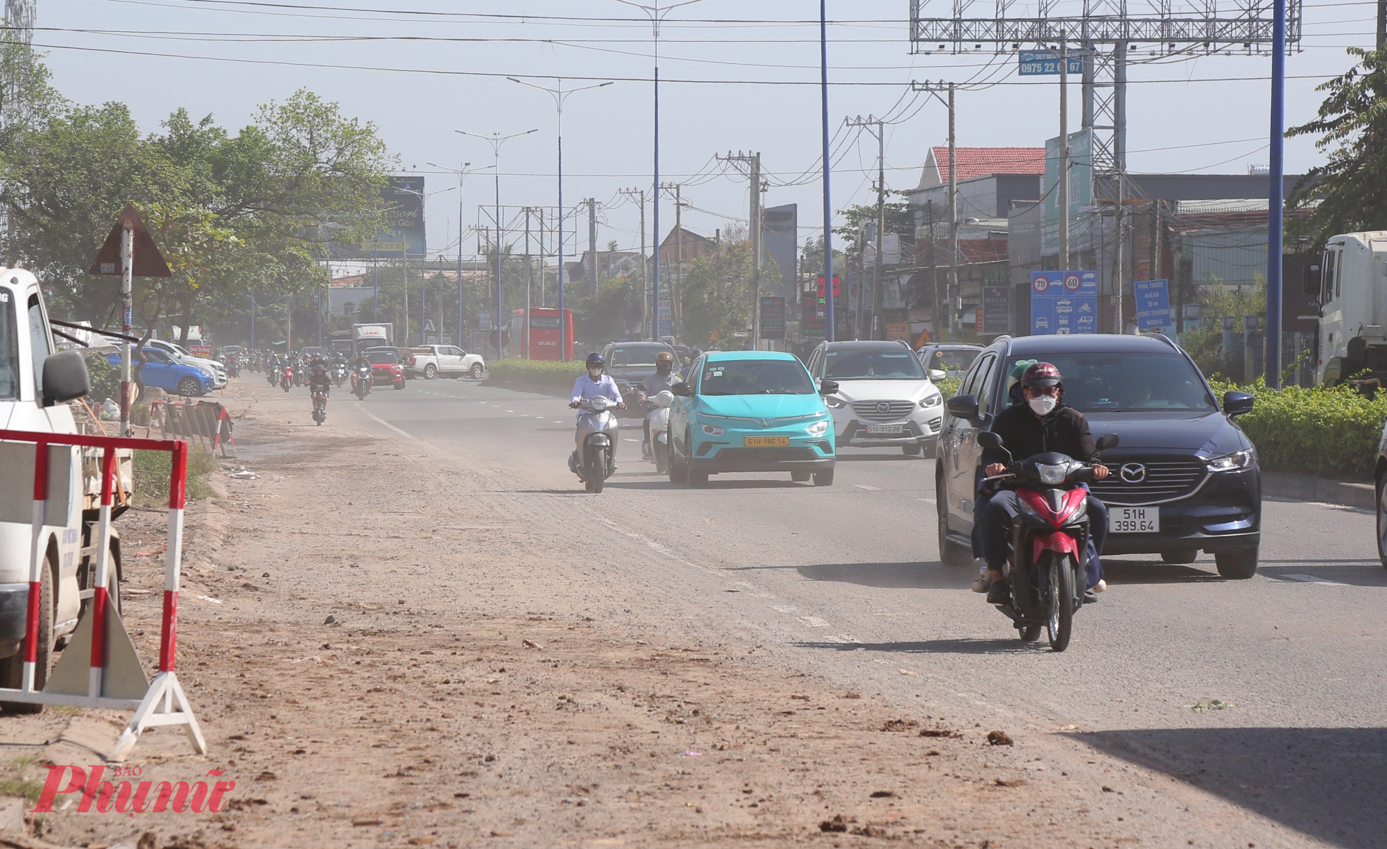 Có đoạn đang đào xới di dời hạ tầng kỹ thuật khiến đất đá vương vãi ra đường, mỗi lần có ô tô đi qua lại gây bụi mù mịt